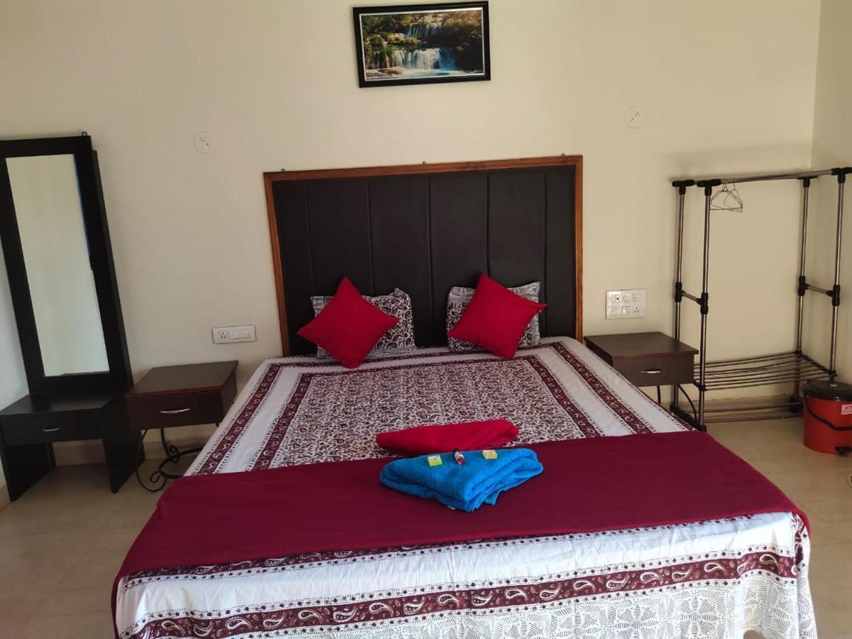 Whistling Waves Beach Resort Anjarle Exterior photo