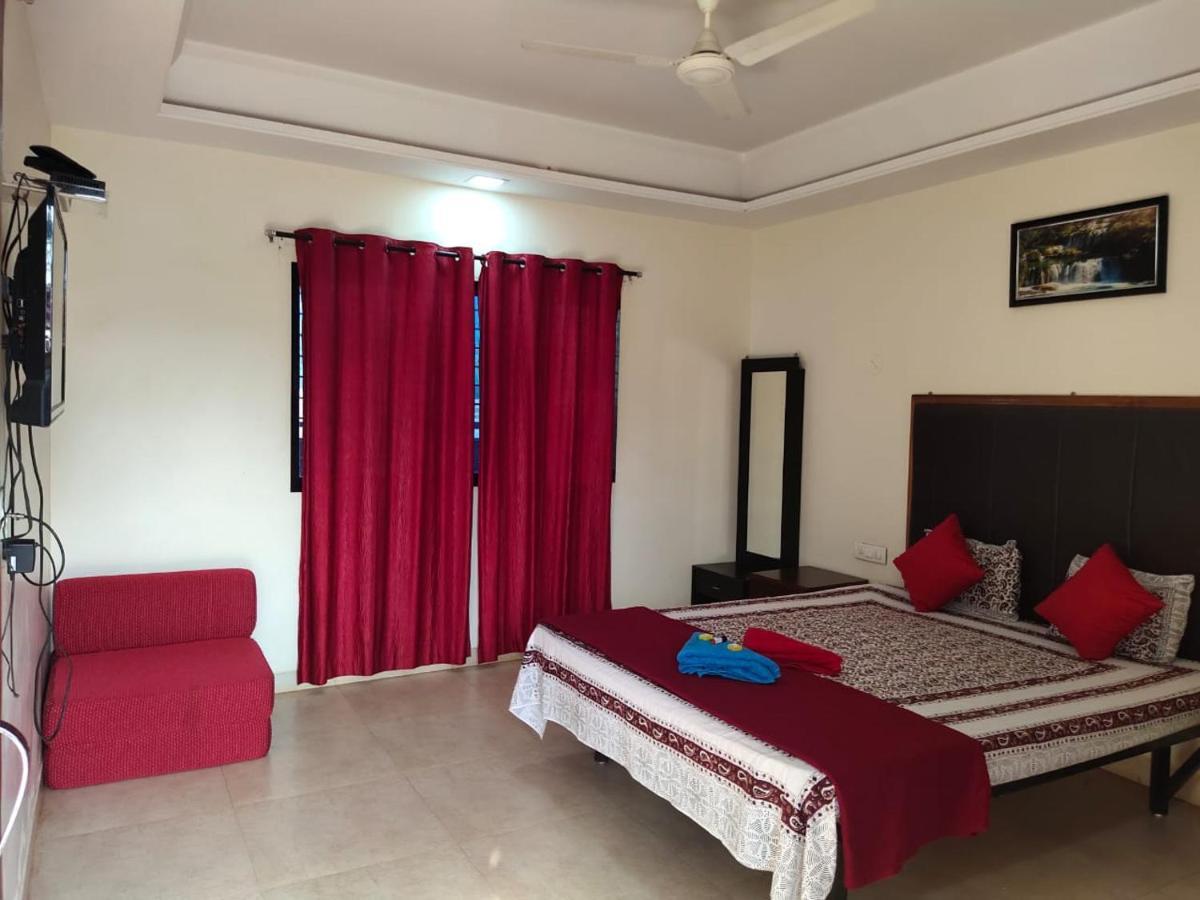Whistling Waves Beach Resort Anjarle Exterior photo