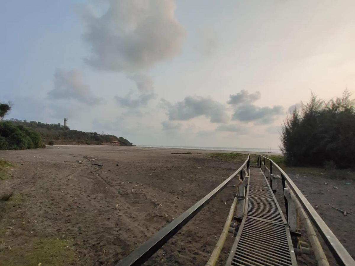 Whistling Waves Beach Resort Anjarle Exterior photo