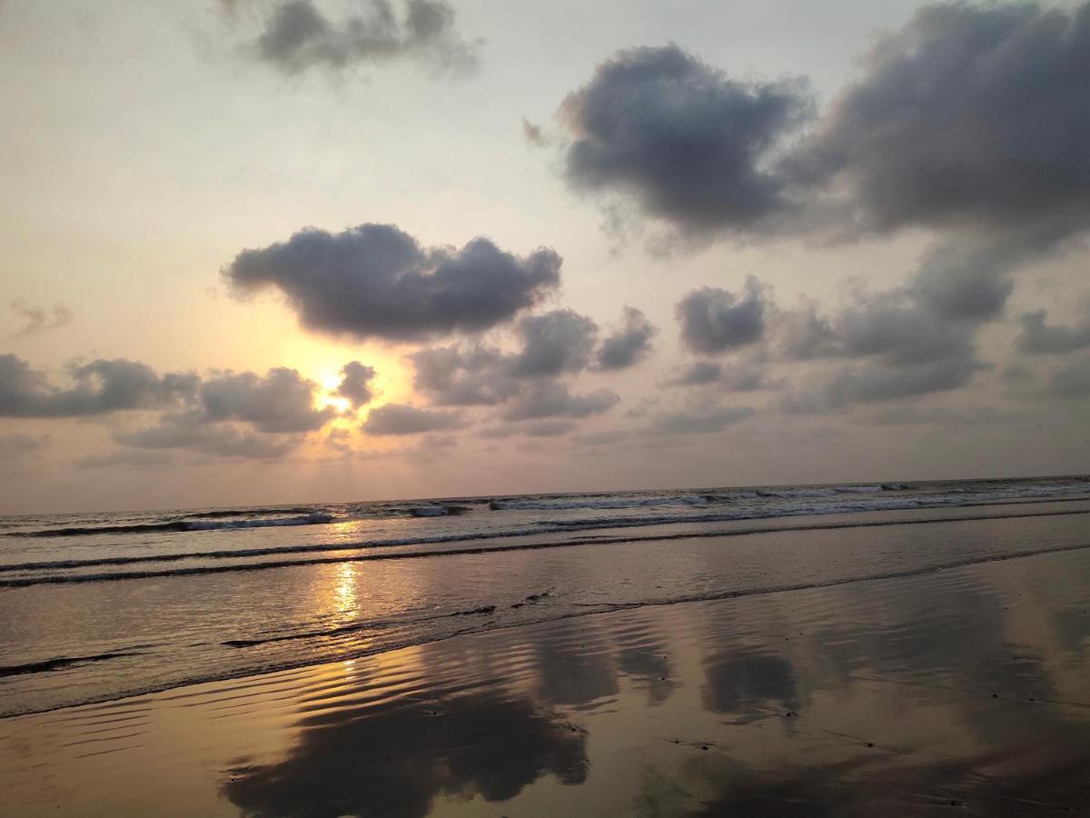 Whistling Waves Beach Resort Anjarle Exterior photo
