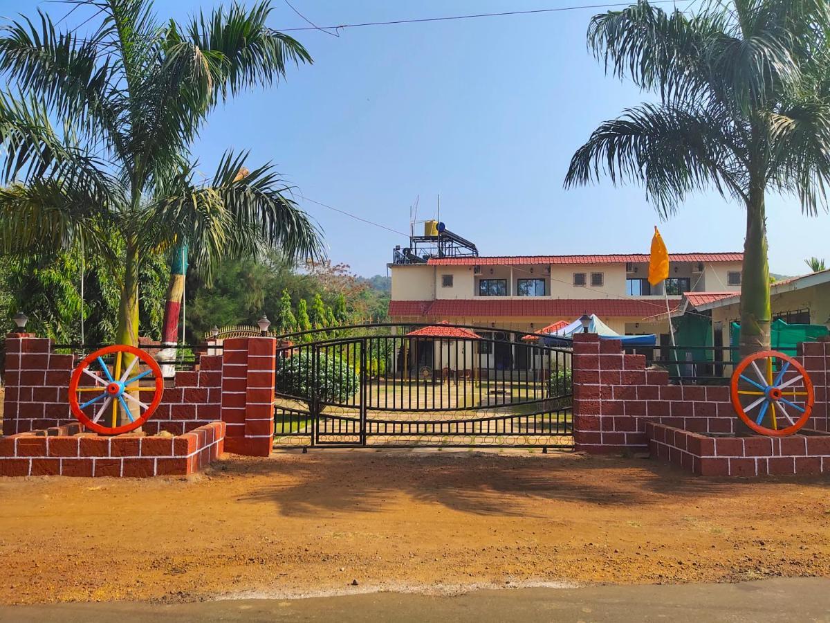 Whistling Waves Beach Resort Anjarle Exterior photo
